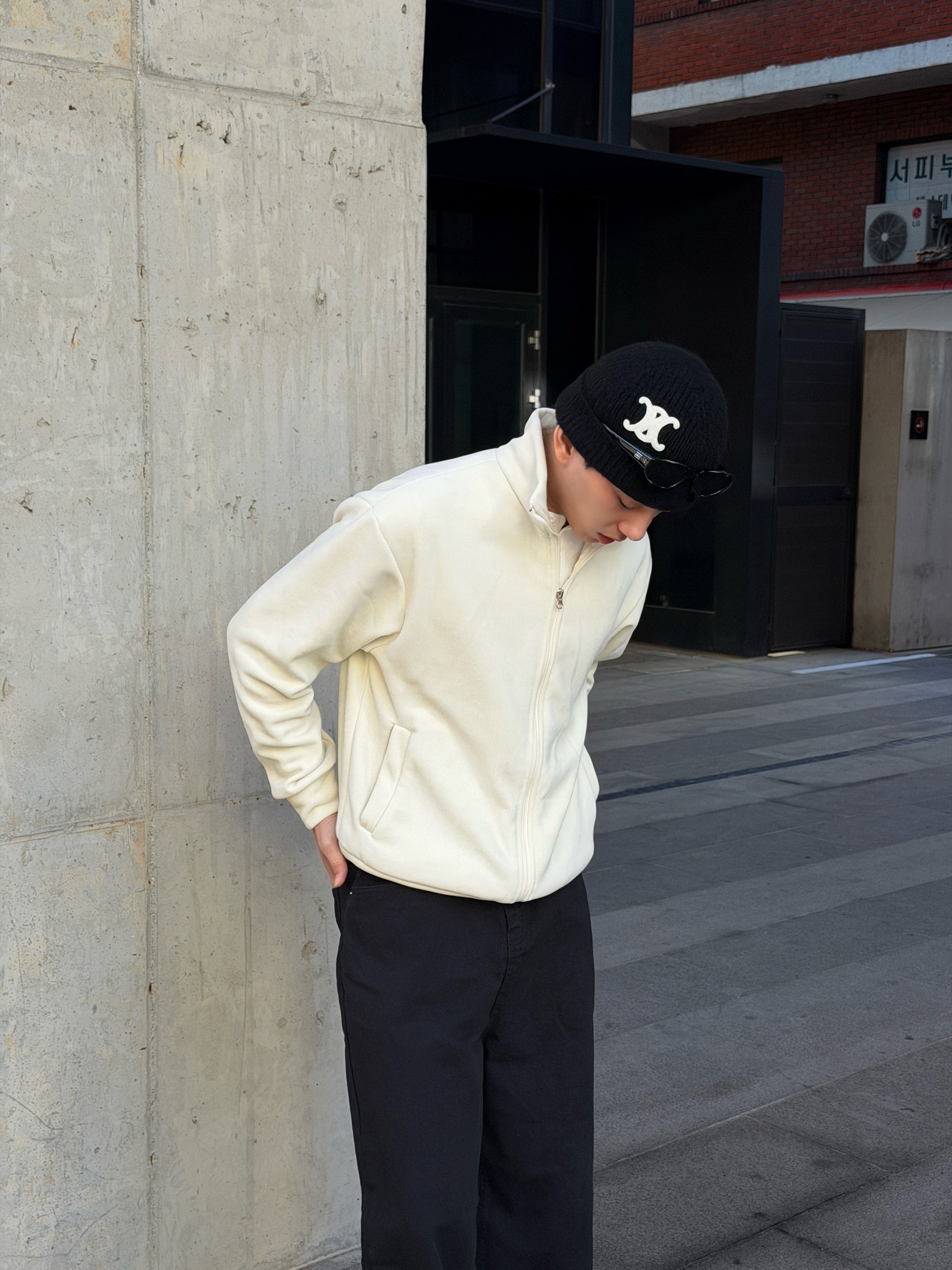 黑色寬直筒牛仔褲