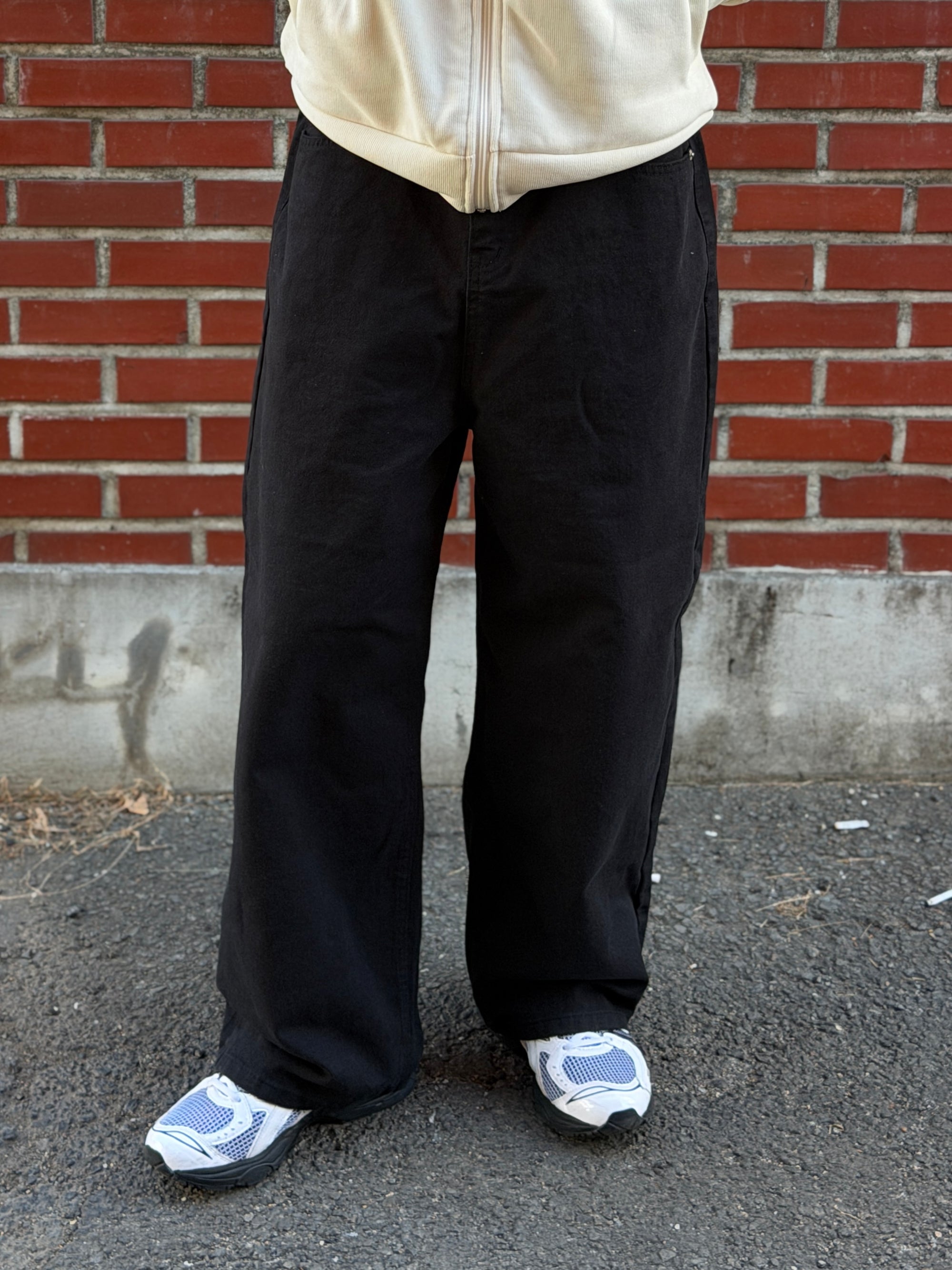 黑色寬直筒牛仔褲