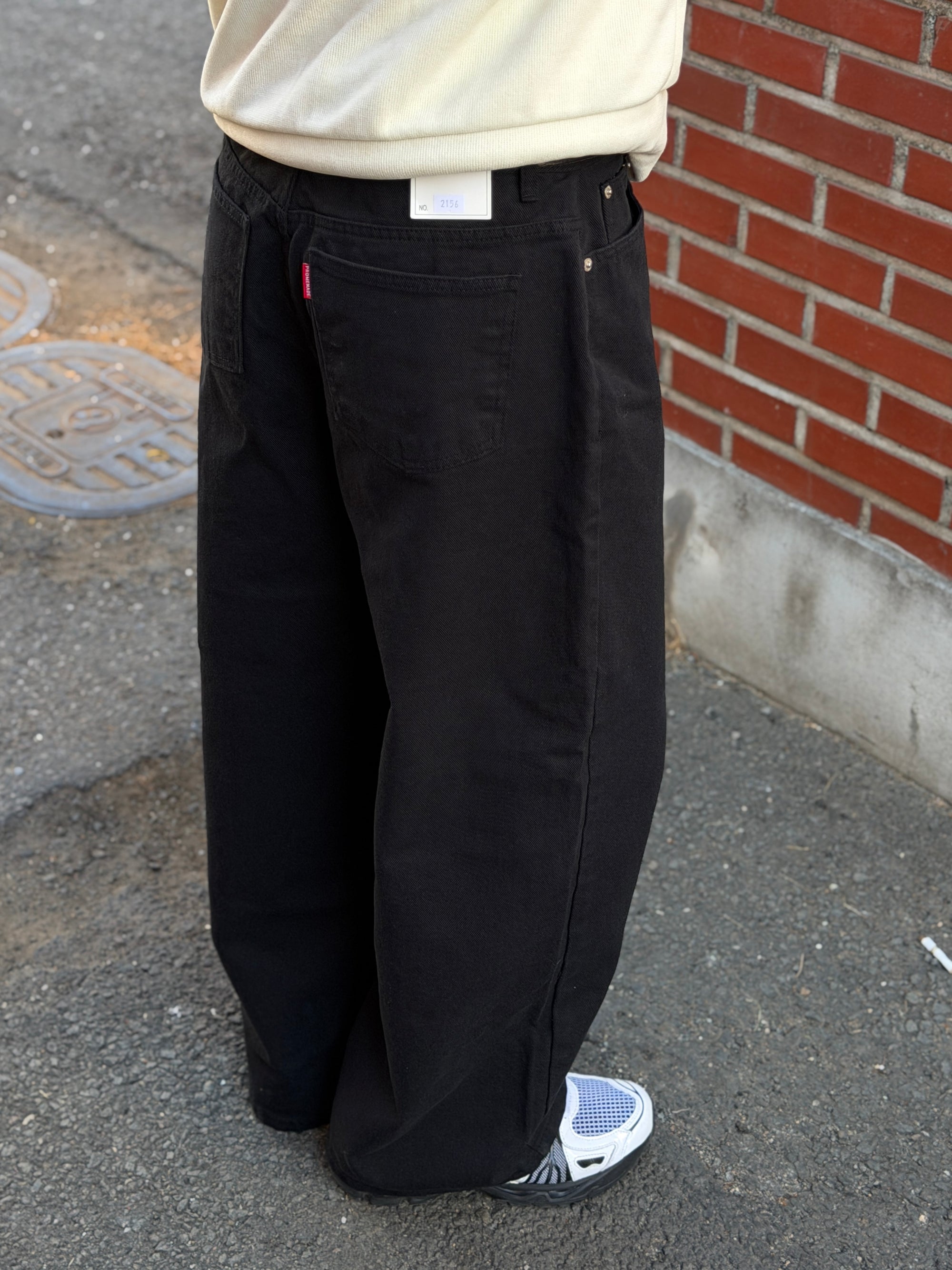 黑色寬直筒牛仔褲