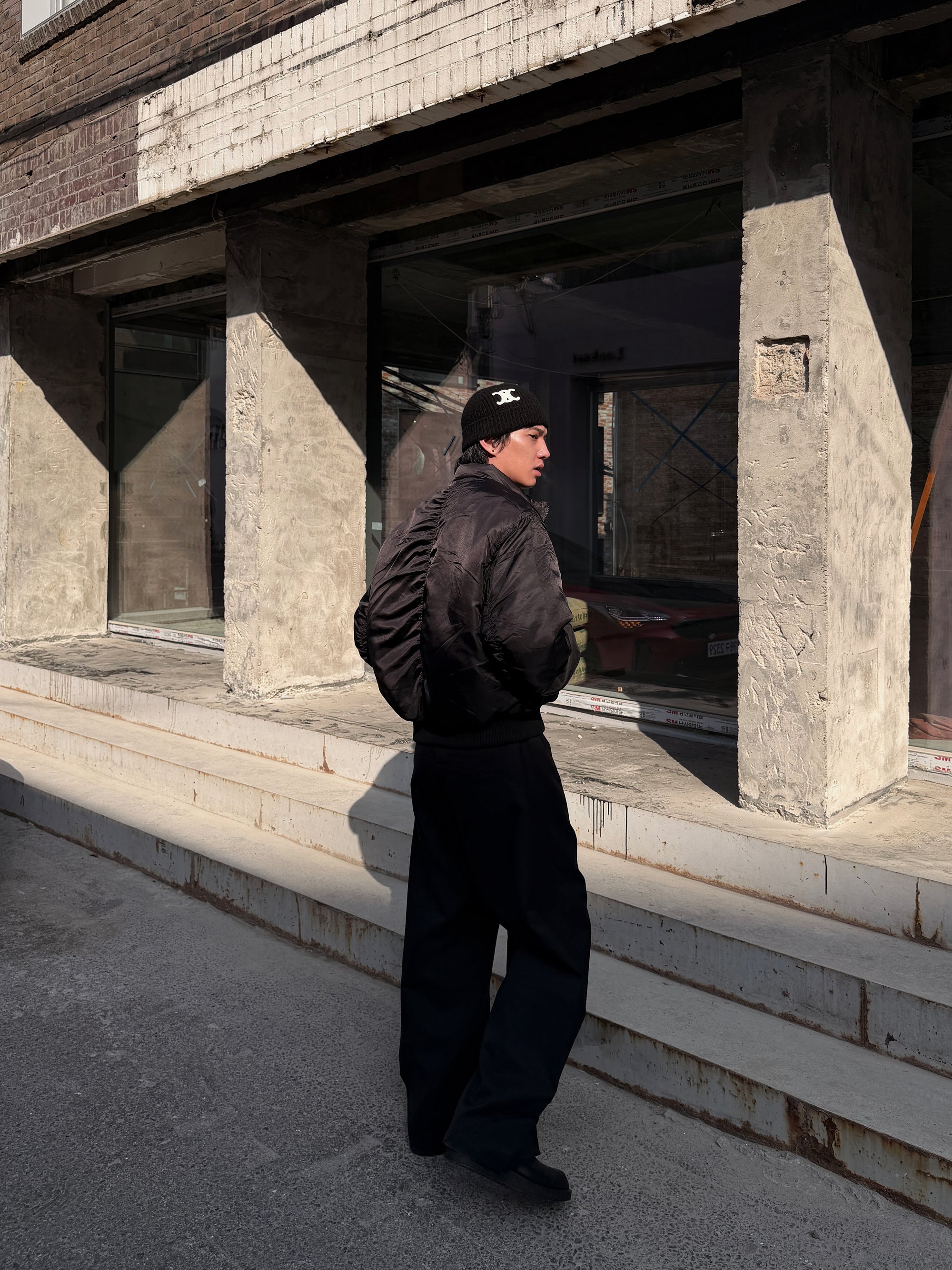 硬挺落地彎刀西裝褲