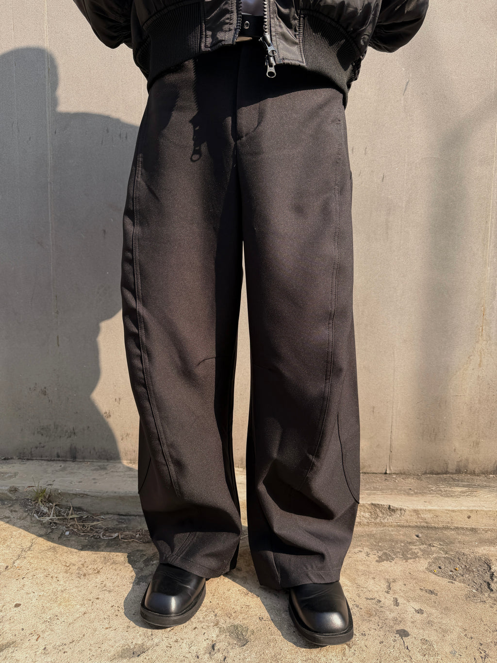 硬挺落地彎刀西裝褲