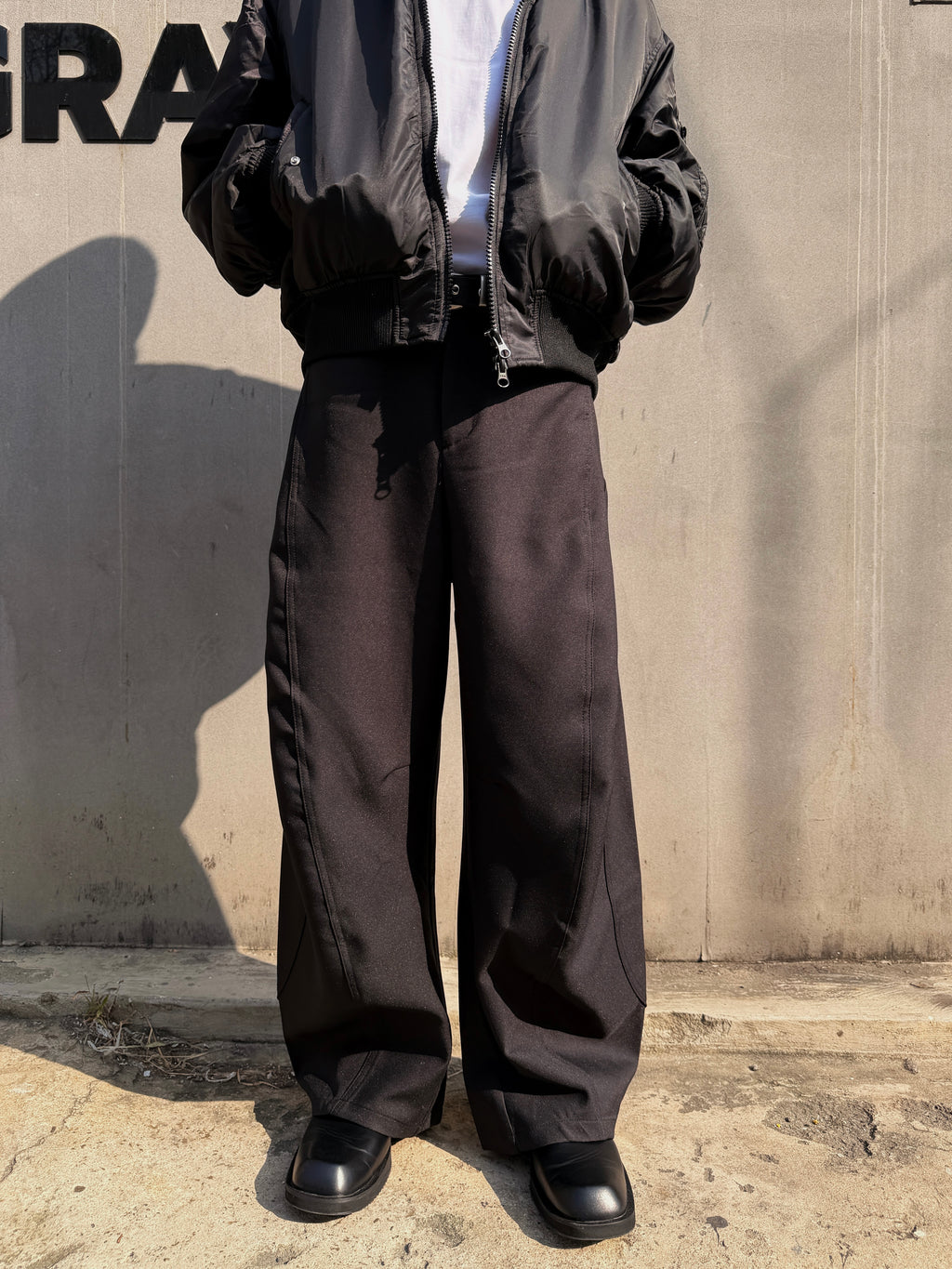 硬挺落地彎刀西裝褲