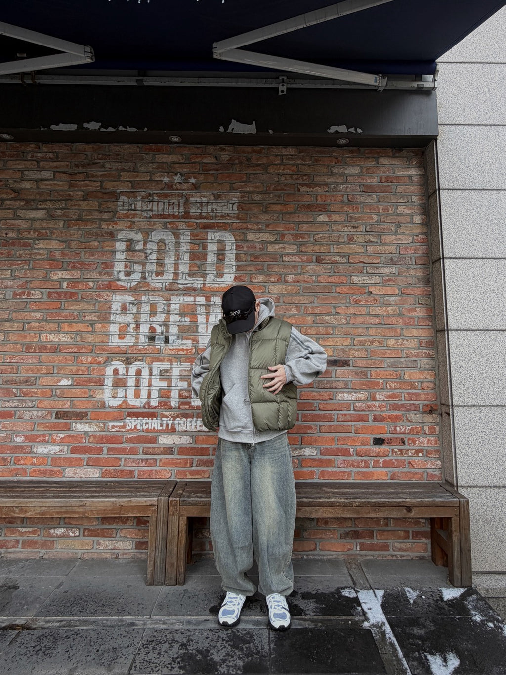 水洗寬鬆彎刀牛仔褲