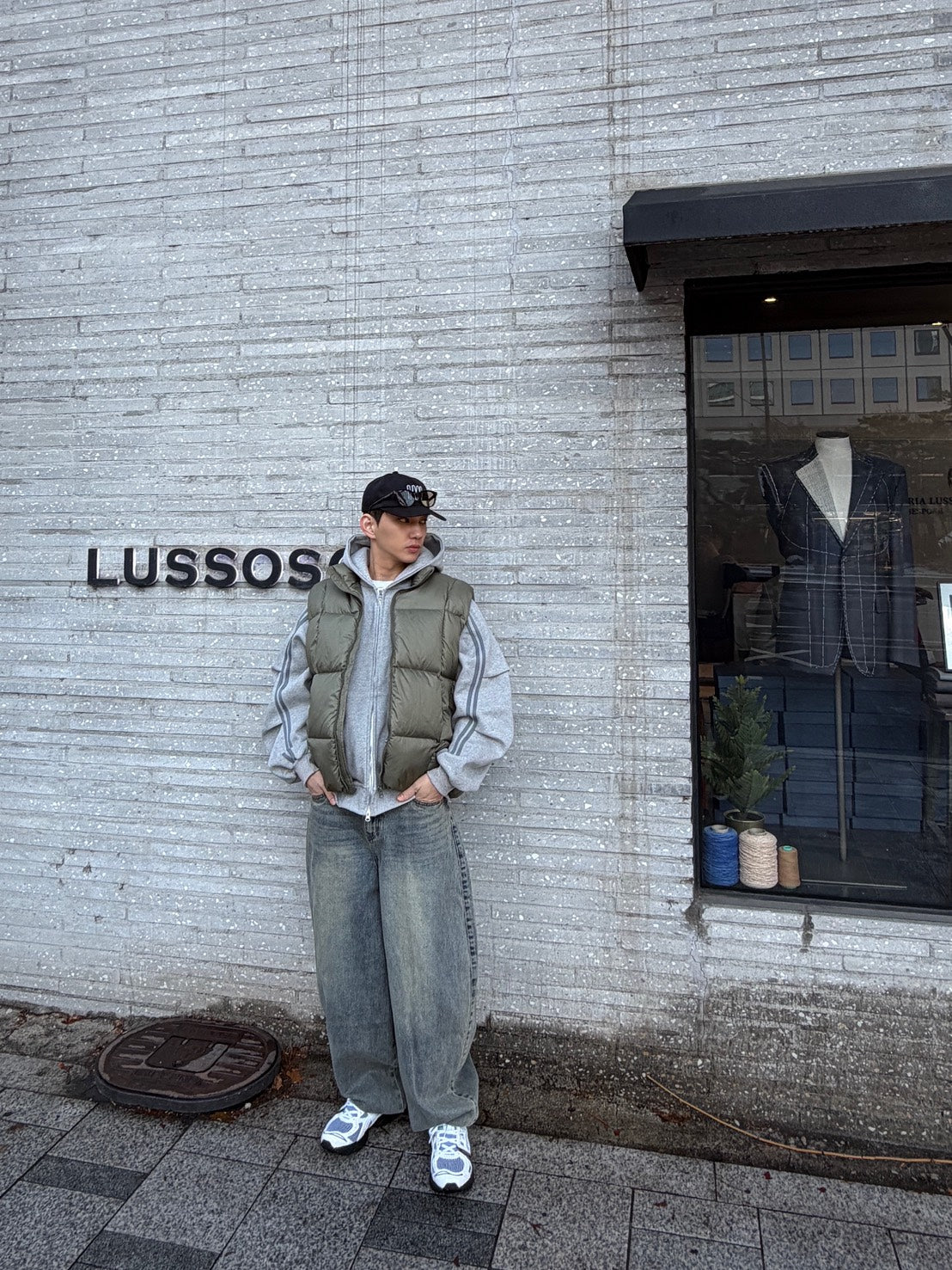 水洗寬鬆彎刀牛仔褲