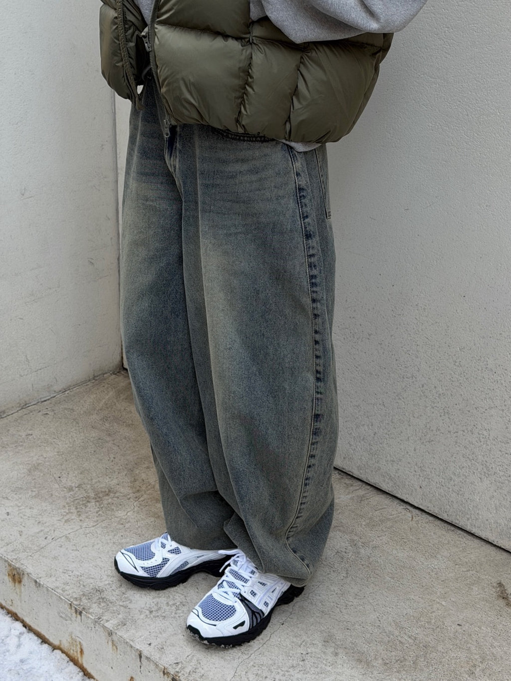 水洗寬鬆彎刀牛仔褲