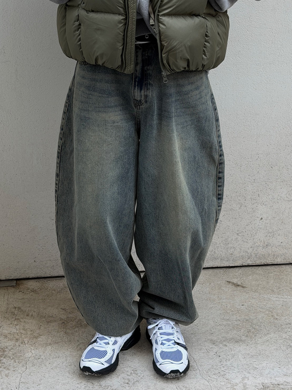 水洗寬鬆彎刀牛仔褲